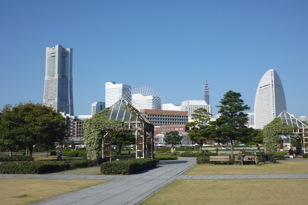 みなとみらい地区を散歩しました。青い空にビル群が映えていました。